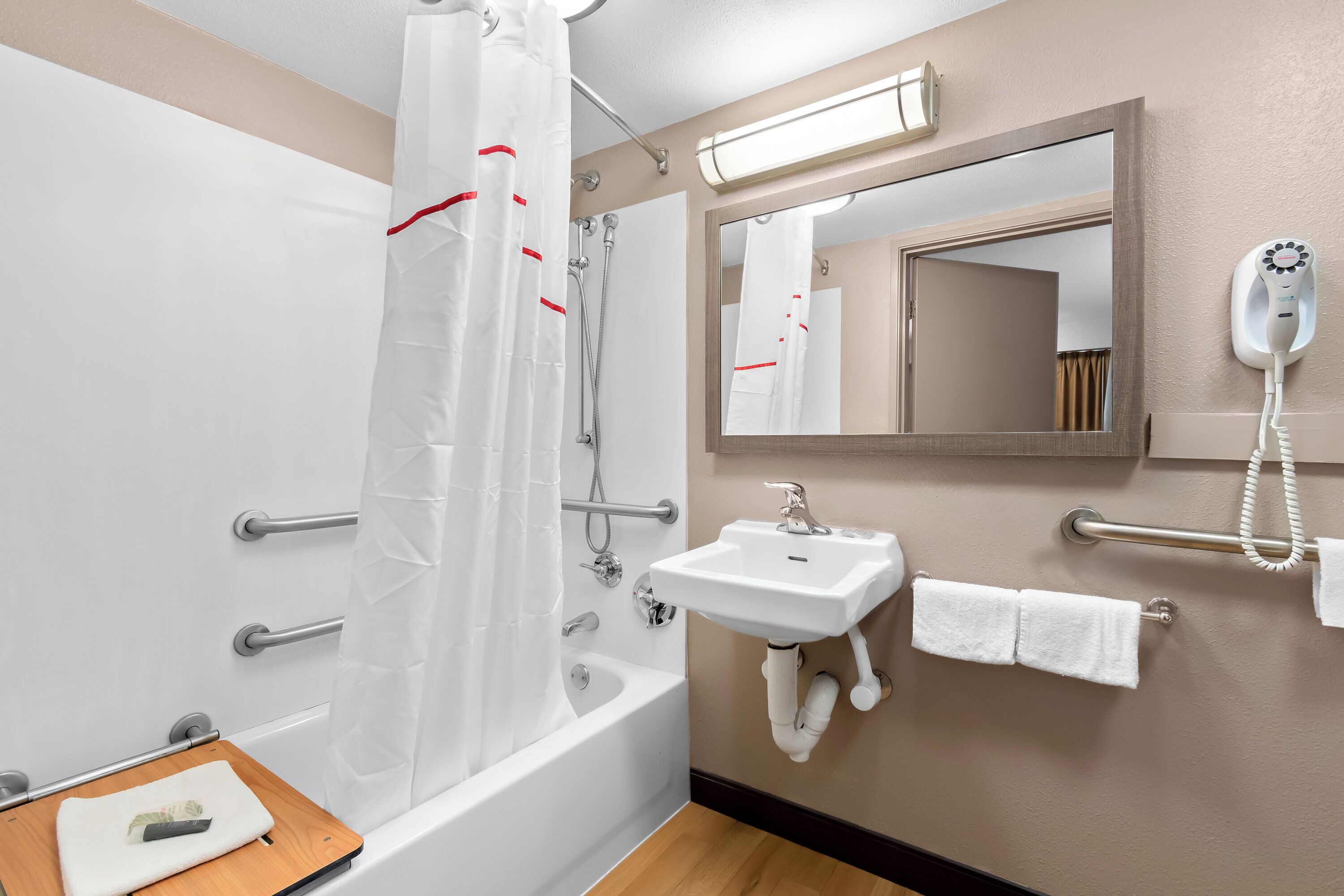 Superior Room, 1 King Bed, Accessible (Smoke Free) | Bathroom | Free toiletries, towels, soap, shampoo