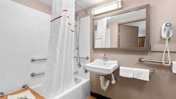 Habitación superior, 1 cama King size, con acceso para personas discapacitadas (Smoke Free) | Baño | Amenidades de baño gratuitas, toallas, jabón, shampoo