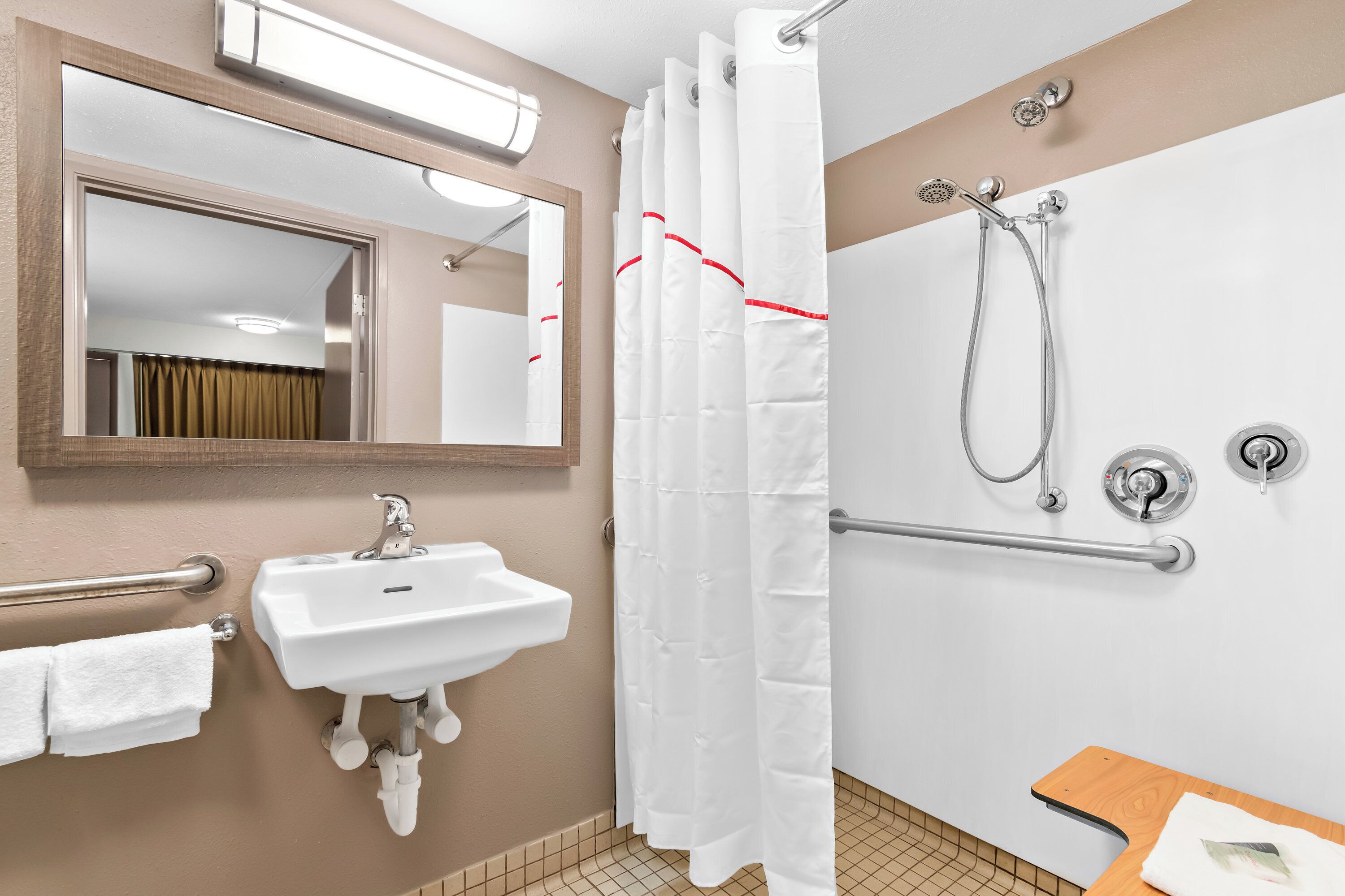 Superior Room, 1 King Bed, Accessible (Roll-In Shower, Smoke Free) | Bathroom