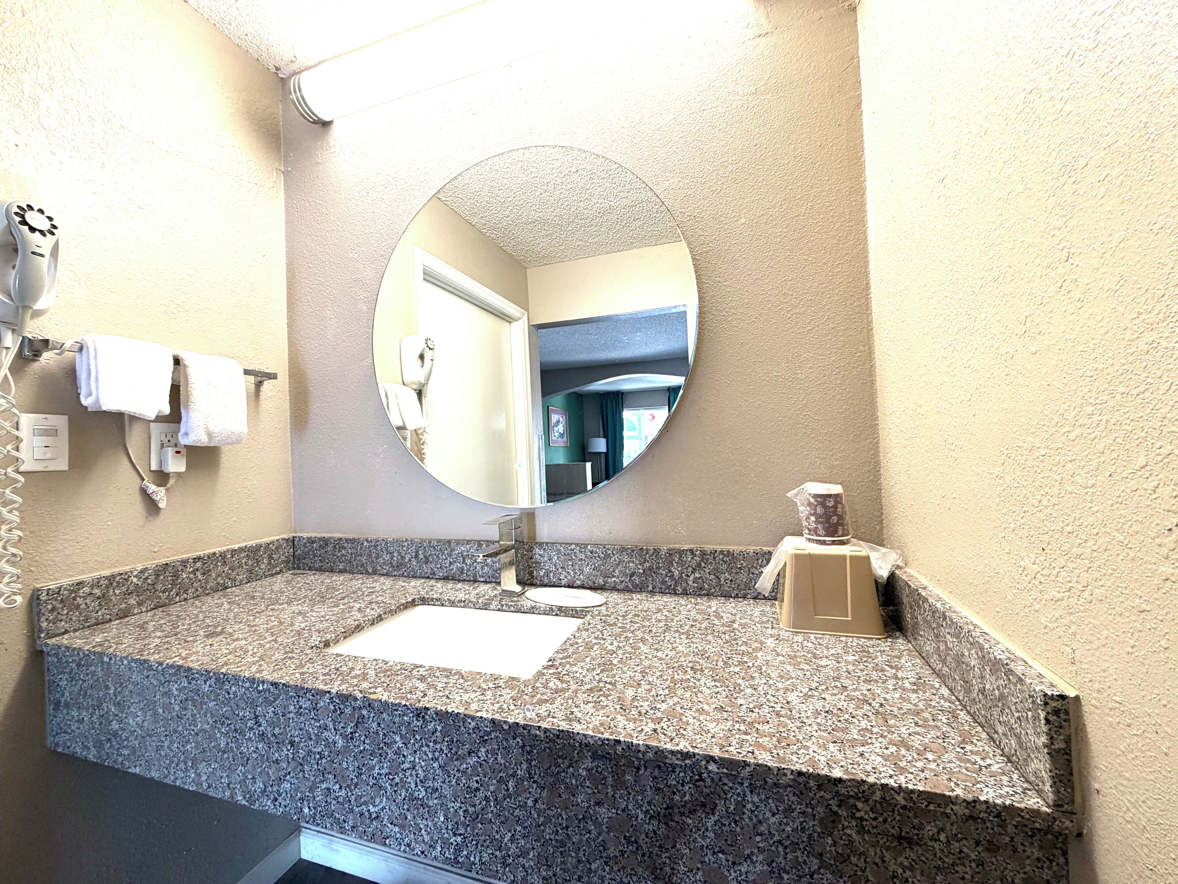 Combined shower/tub, free toiletries, hair dryer, towels