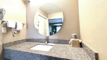 淋浴/盆浴组合、免费洗浴用品、吹风机、毛巾