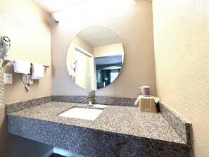 Tina con regadera, amenidades de baño gratuitas, secadora de cabello 