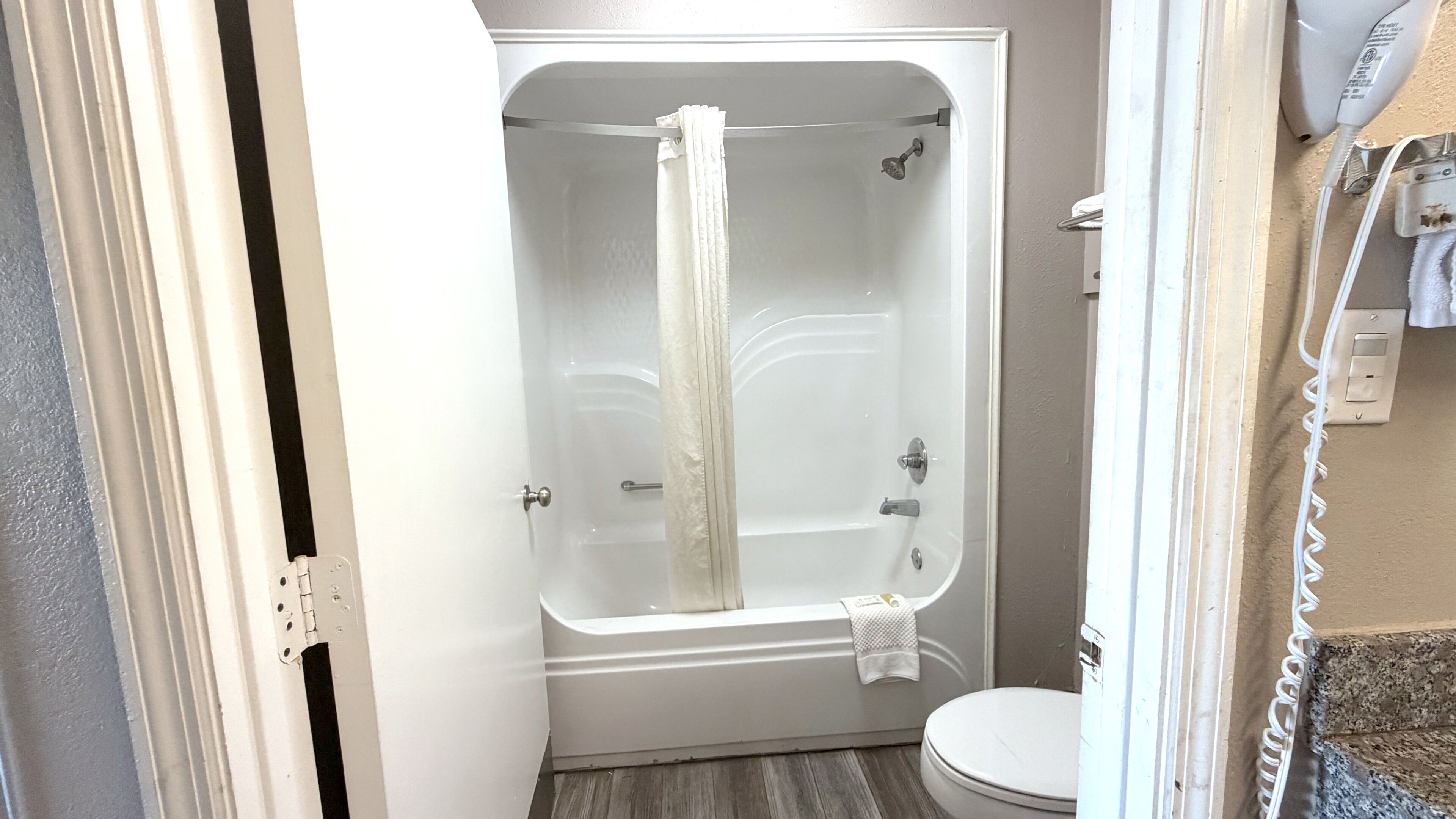 Bañera con ducha, artículos de tocador gratuitos, secador de pelo