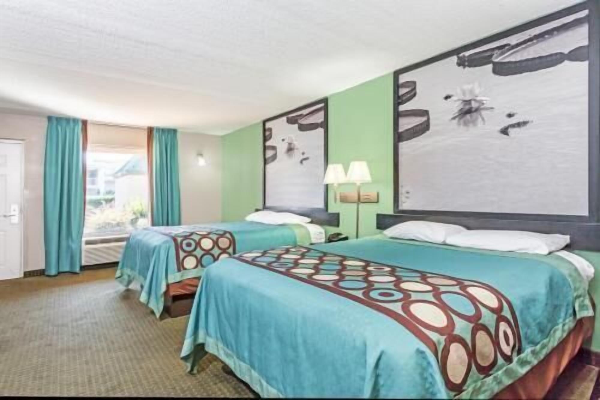 Cortinas opacas, cunas gratuitas, camas supletorias y wifi gratis
