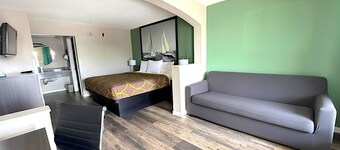 Super 8 by Wyndham Marianna I-10