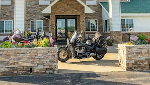 A two-story building with a stone facade, a front entrance with a door, and a driveway. - Savanna Inn & Suites (Savanna)