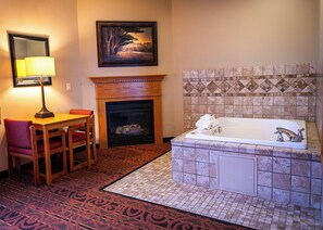 Premium Suite, 1 King Bed with Sofa bed, Hot Tub | Desk, free WiFi, bed sheets