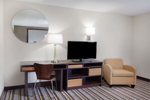 Escritorio, tabla de planchar con plancha, wifi gratis y ropa de cama 