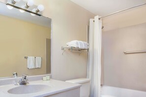 Ensemble baignoire-douche, séchoir à cheveux, serviettes fournies