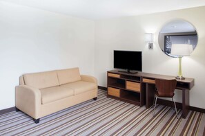 Escritorio, tabla de planchar con plancha, wifi gratis y ropa de cama