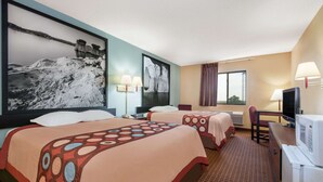 Habitación de hotel con dos camas, un escritorio, un televisor y un cuadro grande en la pared.