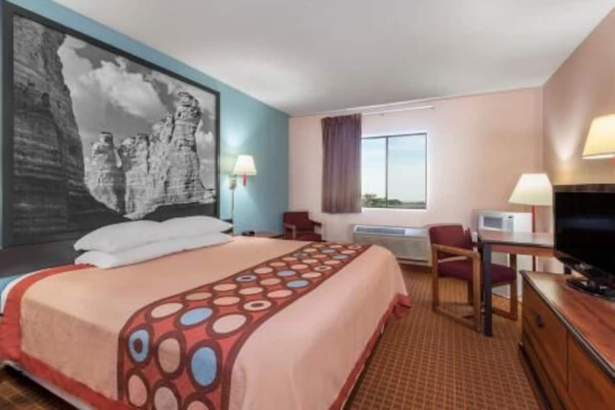 Escritorio, espacio para trabajar con laptop y cortinas blackout