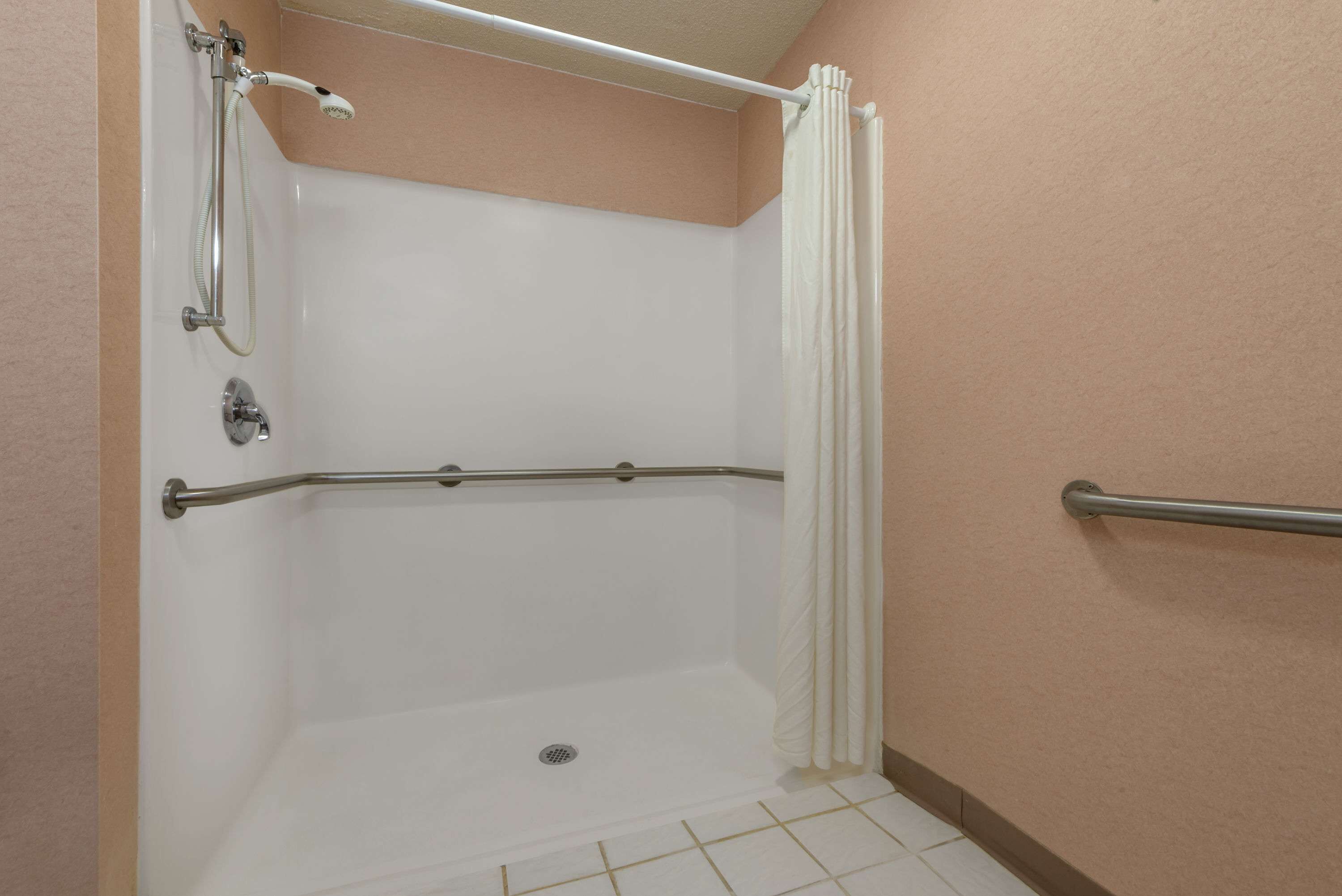 combined shower/bathtub, deep-soaking bathtub, free toiletries