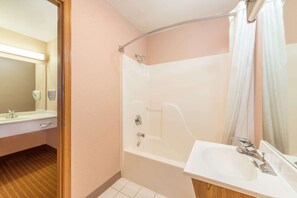 Combined shower/bathtub, deep-soaking bathtub, free toiletries