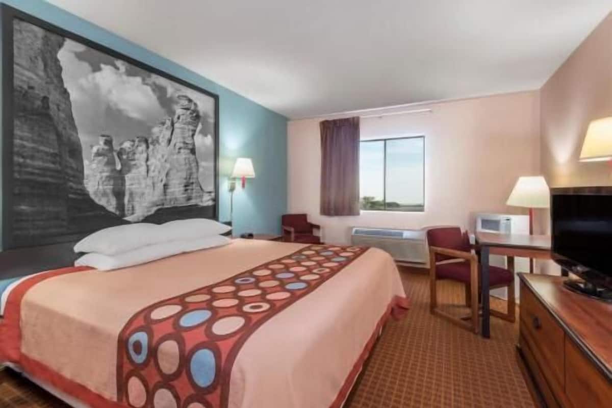 Escritorio, espacio para trabajar con laptop y cortinas blackout