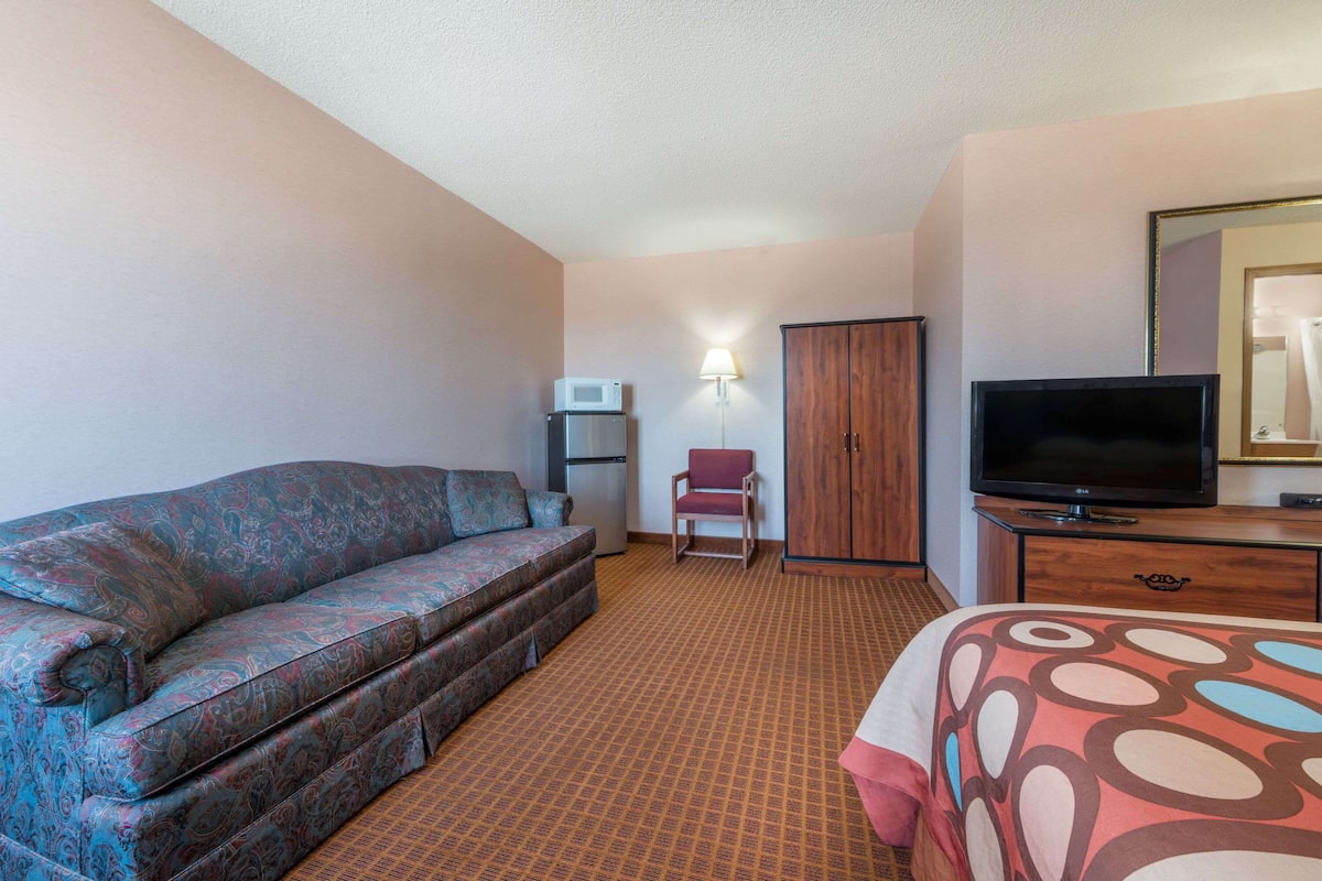 studio suite, 1 king bed, non smoking, refrigerator | desk, laptop workspace, blackout curtains, iron/ironing board