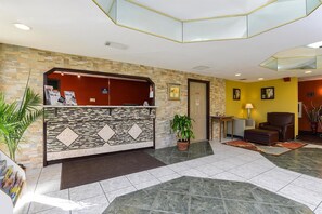 Lobby - Travelodge by Wyndham Winter Haven (Winter Haven)