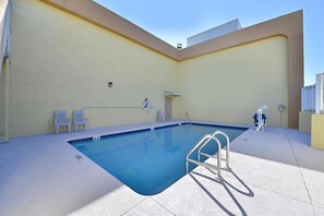 Outdoor pool - Travelodge by Wyndham Winter Haven (Winter Haven)