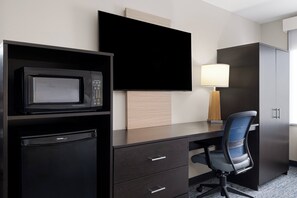 Standard Room, 1 King Bed | Premium bedding, in-room safe, desk, soundproofing