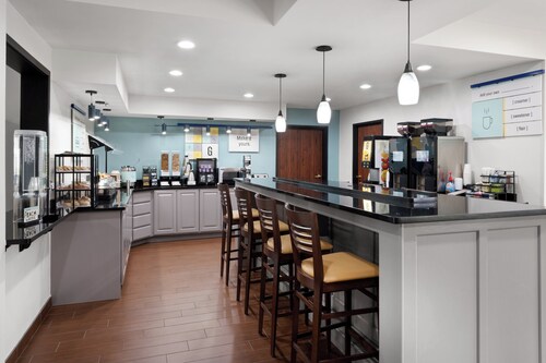 Garner Hotel Topeka West, by IHG