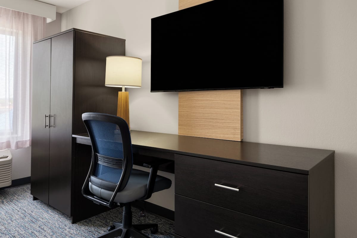 Phòng Suite, 1 giường cỡ king | Bộ đồ giường cao cấp, két bảo mật tại phòng, bàn, phòng cách âm