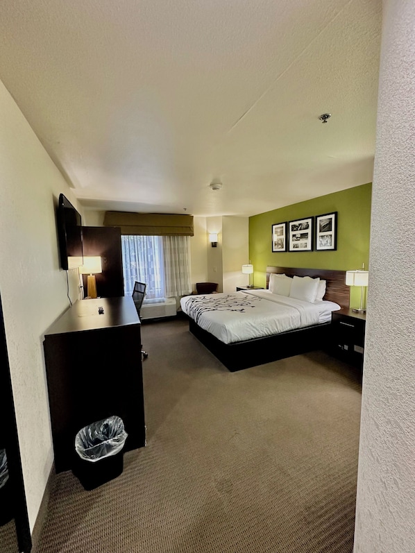 Quarto standard, 1 cama King, para não fumantes | Cofres nos quartos, escrivaninha, espaço de trabalho para notebook