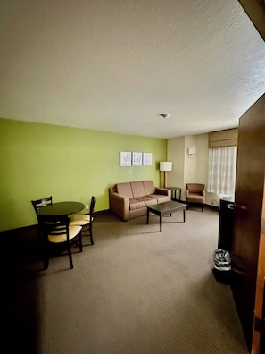 Suíte, 2 quartos (1 King Bed and 1 Sofa Bed) | Área de estar | TV LCD 55 polegadas com canais a cabo, TV