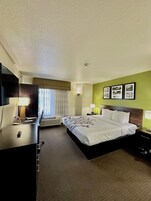 Suíte, 2 quartos (1 King Bed and 1 Sofa Bed) | Cofres nos quartos, escrivaninha, espaço de trabalho para notebook