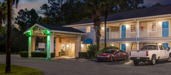 Travelodge Suites by Wyndham MacClenny/I-10