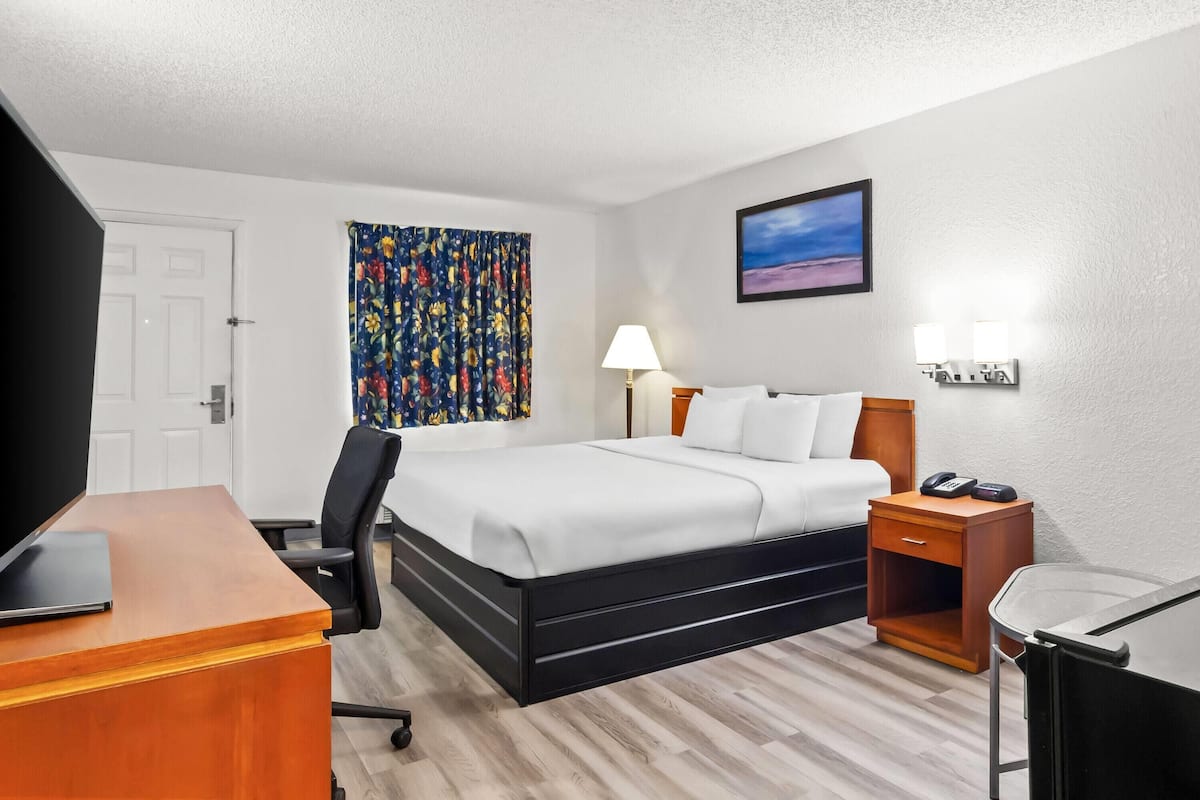Premium bedding, in-room safe, desk, blackout curtains