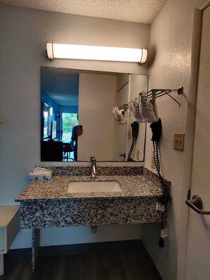 Combined shower/tub, deep soaking tub, rainfall showerhead