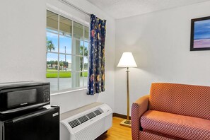 Studio Suite, 1 King Bed, Non Smoking | Premium bedding, in-room safe, desk, blackout curtains
