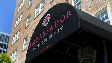 Une enseigne d’hôtel portant le nom « Ambassador Hotel Collection » et indiquant le lieu : « Tulsa ».