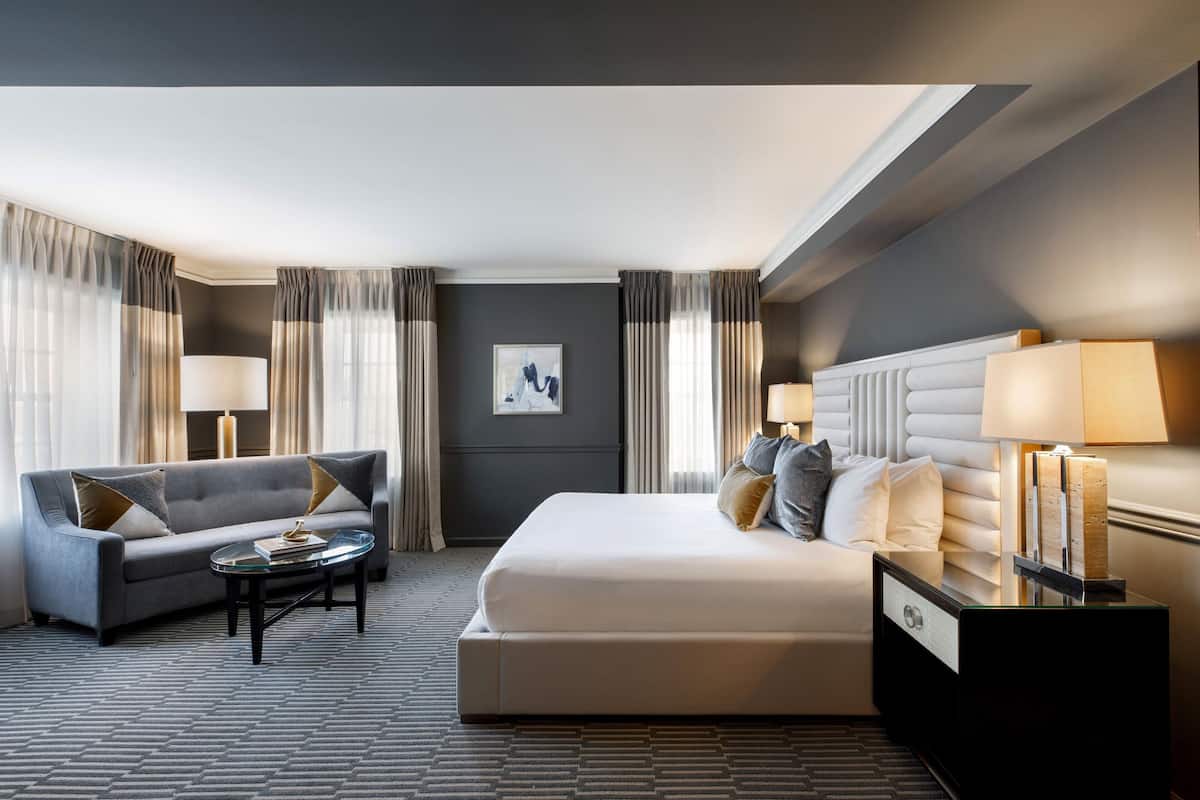 Deluxe Room, 1 King Bed, Corner | Premium bedding, down duvets, pillow-top beds, minibar