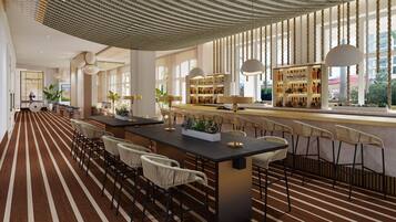 Un espace bar moderne avec un sol à rayures, des tabourets de bar et un comptoir bien éclairé où sont exposées de nombreuses bouteilles.