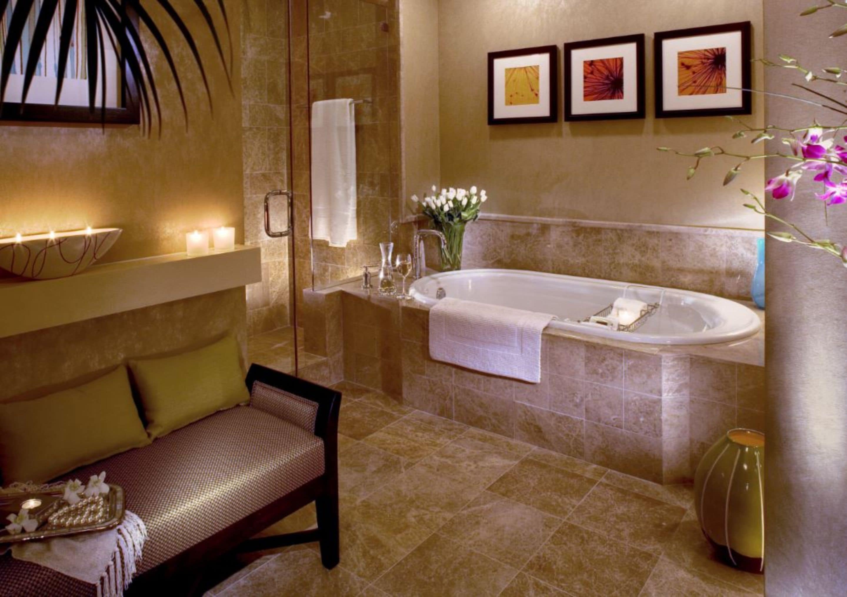 Separat badekar og dusj og dype avslapningsbadekar