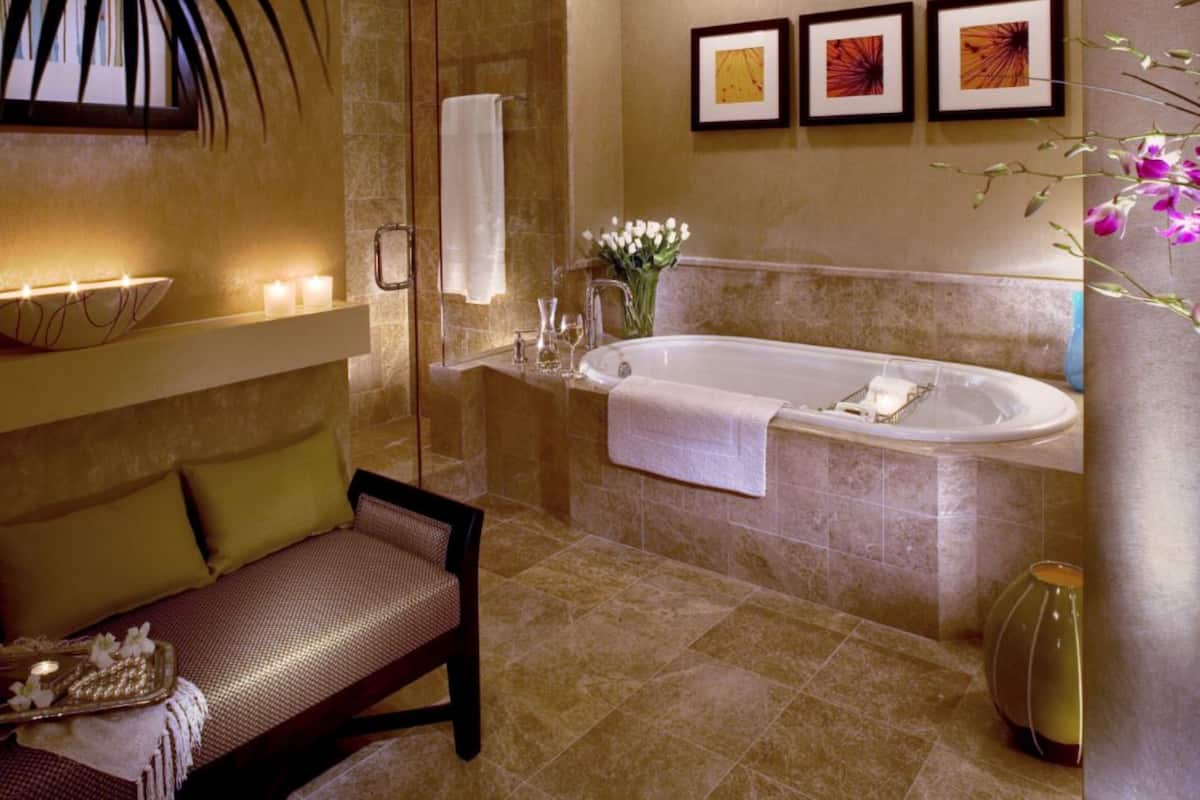 Separat badekar og dusj og dype avslapningsbadekar