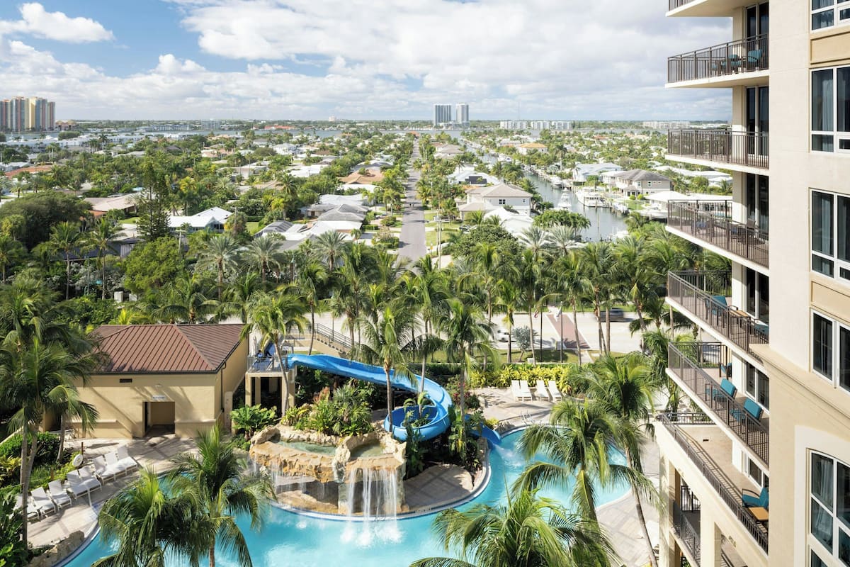 Hypo-allergenic bedding, minibar, in-room safe, desk