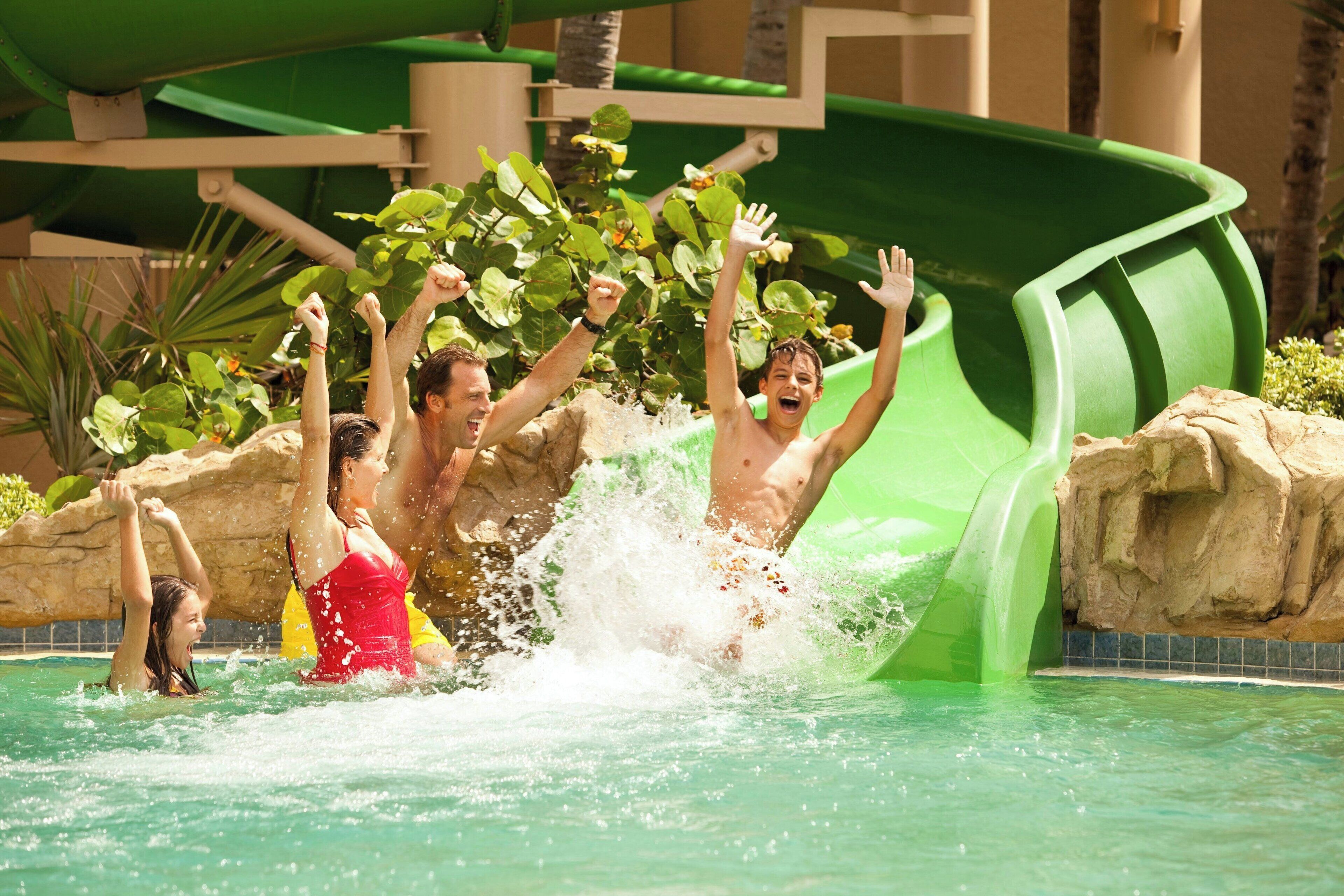 2 piscinas externas, funciona das 8h às 19h, barracas, guarda-sóis