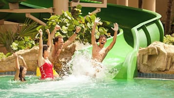 2 piscinas externas, funciona das 8h às 19h, barracas, guarda-sóis