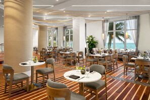 3 restauranter, frokost, lunsj og middag serveres, middelhavsretter