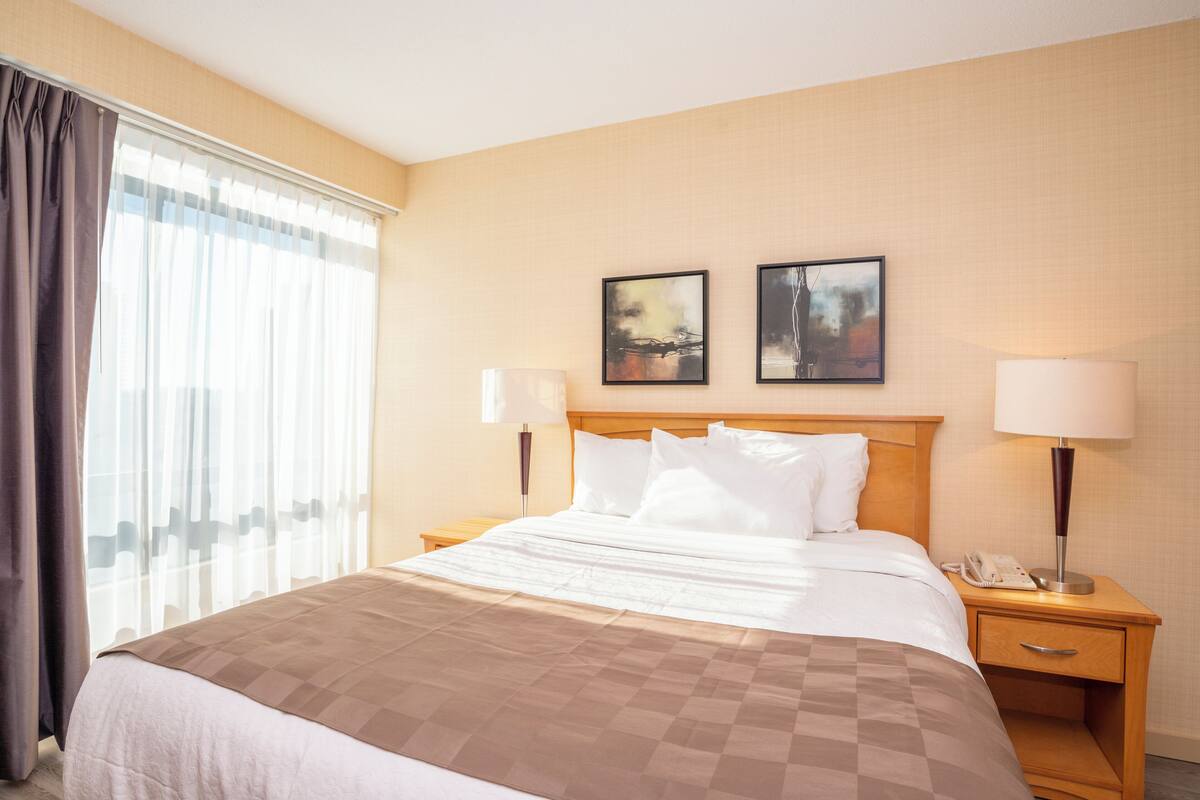2 bedrooms, in-room safe, desk, blackout drapes