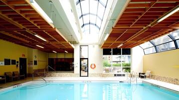 Een binnenzwembad en een buitenzwembad