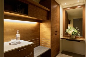 Queen Room with Free Wi-Fi | Wardrobe
