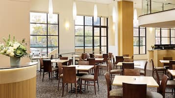 Café da manhã com buffet todos os dias mediante uma taxa