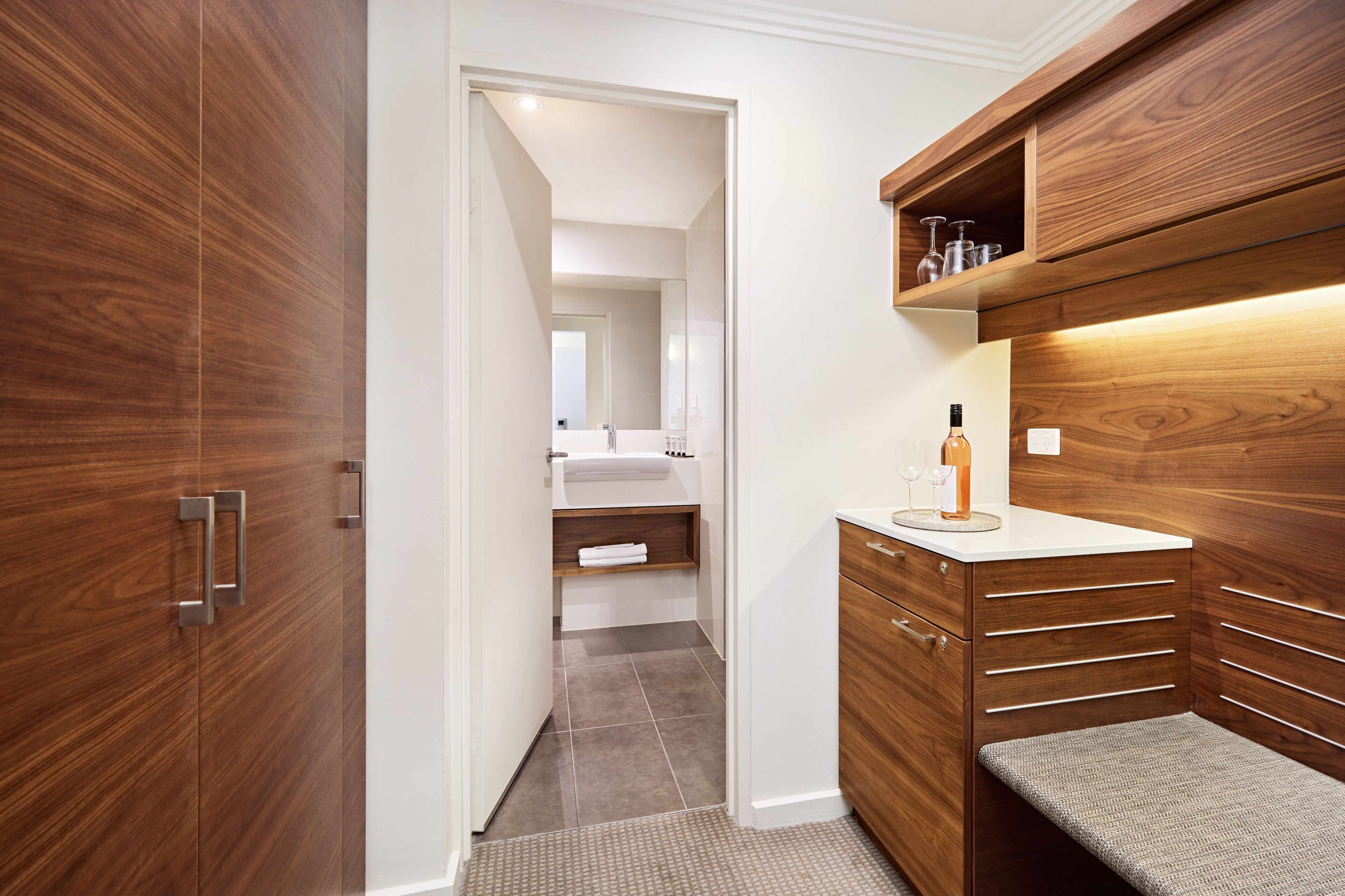 city view deluxe king room | wardrobe