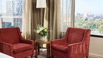 Camera Deluxe, 1 letto king | Area soggiorno | Smart TV 55 pollici con canali digitali, TV