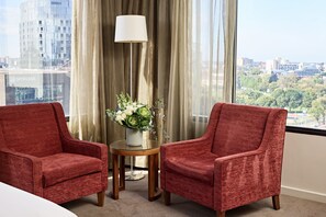 Deluxe King Room | Living area | 55-inch Smart TV with digital channels, TV - View Melbourne (Melbourne)