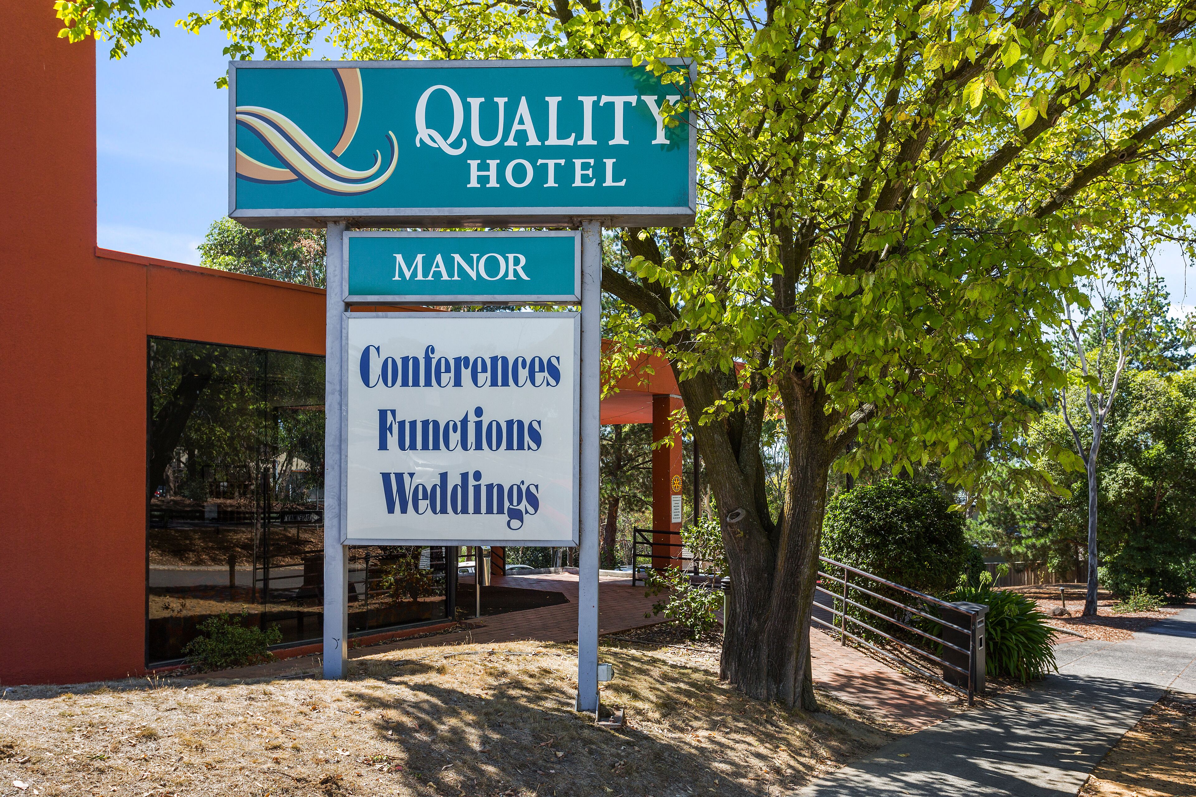 A sign for Quality Hotel, indicating it offers Manor accommodations and services for Conferences, Functions, and Weddings.