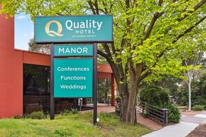 Exterior - Quality Hotel Manor (Mitcham)